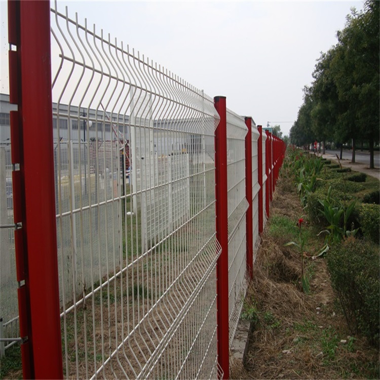 桃型柱护栏网案例